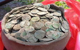 3 người đàn ông tìm thấy bình gốm cổ, lập tức giao nộp cho chính quyền: Chuyên gia hé lộ về kho báu của nhà vua hơn 500 năm trước