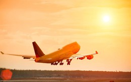 Nóng chảy máy bay, nứt đường băng: Cơn bĩ cực của ngành hàng không mùa du lịch hè