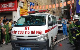 Cháy lớn trong ngõ Thổ Quan, đưa thi thể 3 người ra ngoài