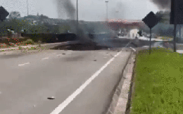 Máy bay Malaysia rơi và phát nổ giữa đường cao tốc, toàn bộ hành khách thiệt mạng