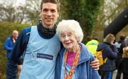 Bà cụ 77 tuổi bắt đầu chạy bộ, 85 tuổi vẫn chạy khỏe 20km/tuần vì 1 điều cực ý nghĩa