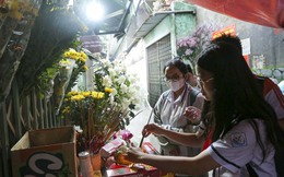Người dân Hà Nội đội mưa đến nơi xảy ra vụ cháy chung cư mini, đặt hoa tưởng niệm các nạn nhân xấu số