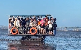 Xuất hiện phương tiện "lạ" chở người đi biển vô cực Thái Bình, du khách không còn phải khổ sở lội bùn nữa