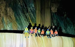 Quảng Bình: Nghiêm cấm tác động thạch nhũ trong hang động