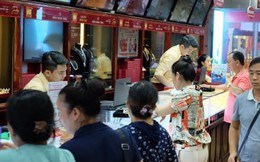 Giá vàng lập đỉnh, nhiều người tranh thủ đi bán chốt lời