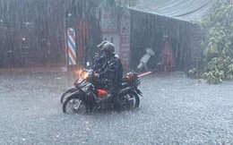 Áp thấp nhiệt đới đổ bộ Quảng Trị - Thừa Thiên Huế, mưa lớn kéo dài