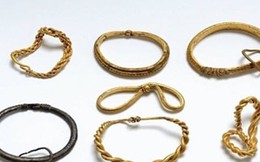 Dùng máy dò kim loại, người phụ nữ tìm thấy kho báu lớn nhất của người Viking