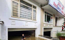 Sau mưa lớn, người dân ở khu biệt thự 'triệu đô' vẫn phải lội nước vớt đồ
