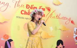 Nữ tỷ phú Nguyễn Thị Phương Thảo đón Trung thu cùng các em nhỏ