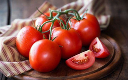Có nên bỏ hạt và vỏ cà chua khi chế biến?