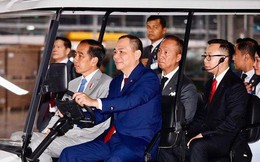 Tỷ phú Phạm Nhật Vượng trực tiếp cầm lái đưa Tổng thống Joko Widodo tham quan nhà máy VinFast