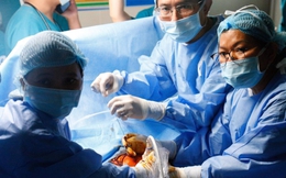 Báo nước ngoài đồng loạt đưa tin về kỳ tích chưa từng có tại Đông Nam Á của bác sĩ Việt Nam: Cuộc cân não thông tim xuyên tử cung cứu sống bào thai