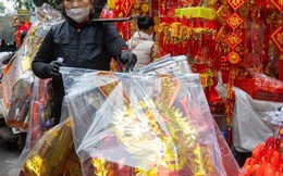 Sát ngày ông Công, ông Táo, thị trường đồ lễ ở Hà Nội nhộn nhịp khác thường