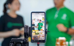 Tiết lộ những "nỗi lòng thầm kín" của người Việt: Mê mẩn mua sắm qua livestream, "thoáng tay" cho những bữa ăn sang chảnh, Gen Z muốn "cai" mạng xã hội