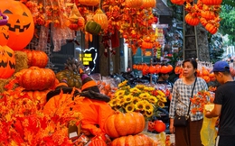 Đồ chơi Halloween ngập tràn, phố cổ Hà Nội trở nên ma mị