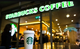 Starbucks chìm vào khủng hoảng: Doanh số giảm 7%, phải hoãn báo cáo kế hoạch cho năm 2025, bí kíp thành công trong đại dịch Covid-19 đang phản tác dụng