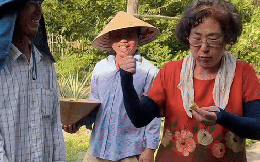 Bà thím U70 Hàn Quốc và series trải nghiệm đang "gây sốt" ở miền Tây, chịu chơi đến mức làm hội thanh niên "lác mắt"