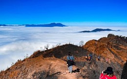 Vi vu 'nóc nhà' Y Tý, ngắm trọn tuyệt tác hoàng hôn trên đỉnh núi cao hơn 2.500m