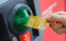 Sau 1-1-2025, thẻ chưa xác thực sinh trắc học có rút được tiền từ máy ATM?