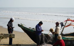 Thanh Hoá: Mùng 3 Tết, ngư dân ‘xông’ biển, du khách ‘xuống tiền’ đón lộc