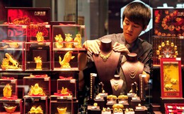 Chiến lược "đào vàng" của giới trẻ xứ Trung: Mua vàng miếng từ ngân hàng, đem ra tiệm kim hoàn đặt làm trang sức, sẵn sàng xếp hàng chờ 12 tiếng chờ chế tác