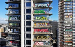 Số phận bất định của 1 dự án BĐS bỏ hoang Trung Quốc: Ít nhất 20 tầng nhà bị vẽ graffiti, trộm đột nhập ăn cắp dây đồng, chủ đầu tư đang bị thanh lý tài sản