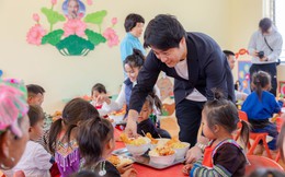 Lần đầu tiên Uniqlo bán áo để xây trường cho trẻ em Việt, CEO đến tận Mù Cang Chải chuẩn bị cơm, dạy các em nhỏ gấp quần áo