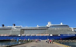 Siêu tàu Celebrity Solstice chở gần 2.800 du khách cập cảng Thừa Thiên - Huế