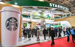 Thế lực nhỏ âm thầm đè bẹp Starbucks tại Trung Quốc: Giá rẻ hơn tới 30%, mỗi năm lại tăng thêm hàng nghìn cửa hàng, chủ yếu bán mang đi và không dùng tiền mặt