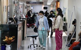 Khủng hoảng y tế tại Hàn Quốc ngày thứ 8: Bệnh nhân vạ vật chờ khám bệnh, hơn 10.000 bác sĩ nhận "tối hậu thư"
