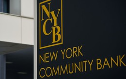 Một ngân hàng Mỹ ‘run rẩy’ trong khủng hoảng niềm tin: Cổ phiếu mất 50% giá trị, cổ đông đệ đơn cáo buộc lừa đảo, cổ tức bị cắt 70%