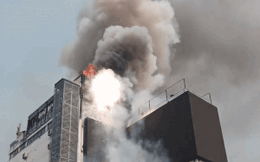 Đang cháy lớn tòa nhà 9 tầng trên phố kinh doanh sầm uất ở Hà Nội