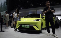 'Kinh đô ô tô' của Mỹ mất ngủ vì Trung Quốc: Số phận của nhiều hãng xe hơi và hàng triệu công nhân bị đe dọa bởi những chiếc xe điện có giá chỉ nhỉnh hơn Vespa 