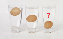 Cho quả trứng vào cốc nước, trứng tươi sẽ chìm hay nổi? Câu hỏi đơn giản mà không phải ai cũng biết