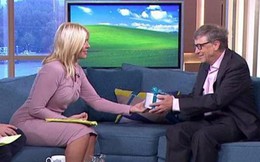 Mạng xã hội lan truyền câu chuyện Bill Gates tặng nữ MC 1 tấm séc và bảo cô điền số tiền bao nhiêu tùy thích: Bài học đắt giá từ vị tỷ phú U70!