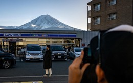 Thị trấn Nhật quyết dựng rào "chặn view" ngắm núi Phú Sĩ vì không chịu nổi làn sóng du khách đổ đến check-in