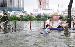 Hà Nội: Đường trong đô thị Văn Quán trở thành sông, nhiều bạn trẻ tranh thủ chụp ảnh, bơi thuyền