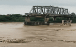 Sập cầu Phong Châu: Bước đầu xác định có 1 xe khách, một số ô tô con và nhiều xe máy đang lưu thông