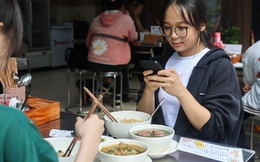 Ngược đời thói quen ẩm thực 2025: Ăn trưa tiết kiệm, ăn tối “bung ví” không tiếc tay