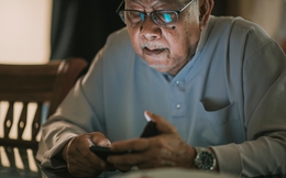 Màn hình máy tính hiện số lạ, cụ ông 79 tuổi ấn nút gọi rồi hối tiếc cả đời