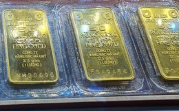 Tối 17-10, giá vàng thế giới đang giảm rất nhanh