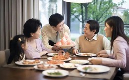 Họp gia đình được hỏi tiền tiết kiệm, tài khoản 3 tỷ nhưng tôi trả lời 300 triệu đồng: Lúc sau nghe 1 cuộc gọi cả đời không thể quên