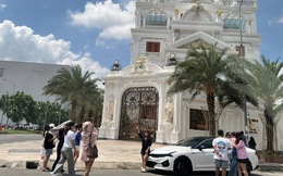 CLIP: Bất chấp nắng gắt, nhiều người chụp ảnh trước dinh thự 500 tỉ đồng của Ngân Collagen