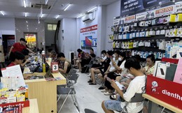 Hà Nội ngập sau mưa lớn, lượng người mang điện thoại đi "cấp cứu" tăng đột biến