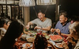 Họp gia đình được hỏi lương, tôi định trả lời 10 triệu đồng thì mẹ nói thay: “70 triệu/tháng”, lúc sau nhận được 1 tờ giấy cả đời không thể quên