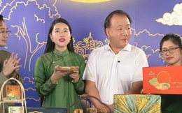 Gây bão TikTok: Cục trưởng Cục QLTT lần đầu xuất hiện trên livestream cùng KOL Hoa hậu Vỉa hè trải nghiệm bánh Trung thu