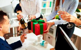 Mua quà lễ Tết tặng nhân viên, đối tác thì ghi hóa đơn và tính thuế như thế nào? – Cơ quan Thuế trả lời
