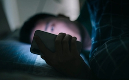 Nghiên cứu 1.300 người tiết lộ sự thật chấn động về thói quen dùng điện thoại trước khi ngủ