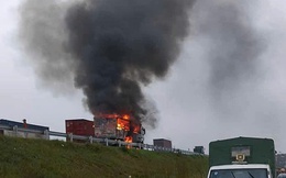 VIDEO: Ô tô bốc cháy ngùn ngụt khi đang chạy trên cao tốc