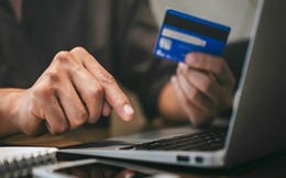 Vừa được chuyển khoản hơn 2 tỷ tiền lương thì tài khoản ngân hàng bị phong toả, công ty khởi kiện, người công nhân kiên quyết: "Tôi có quyền giữ số tiền này"